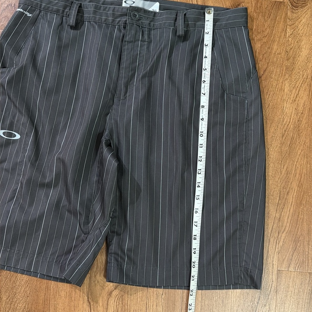 Oakley‎ Hydrolix Men Sz 36 Grey White Stripes Zip Shorts - Picture 5 of 9